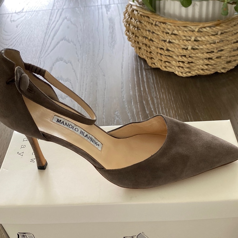 Manolo Blahnik taupe suede pumps
